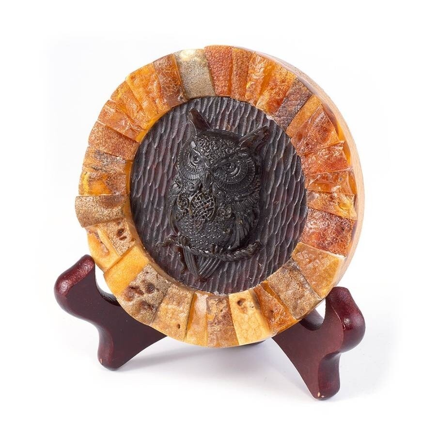 Сувенирная тарелка из натурального янтаря с барельефом совы на подставке