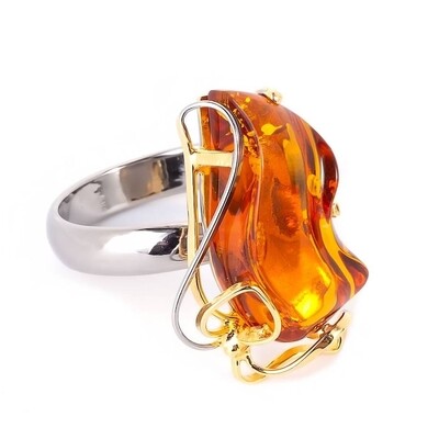 Элегантное кольцо с натуральным янтарем из черненого серебра в позолоте