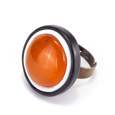 Фантастическое кольцо с кожей и натуральным медовым янтарем