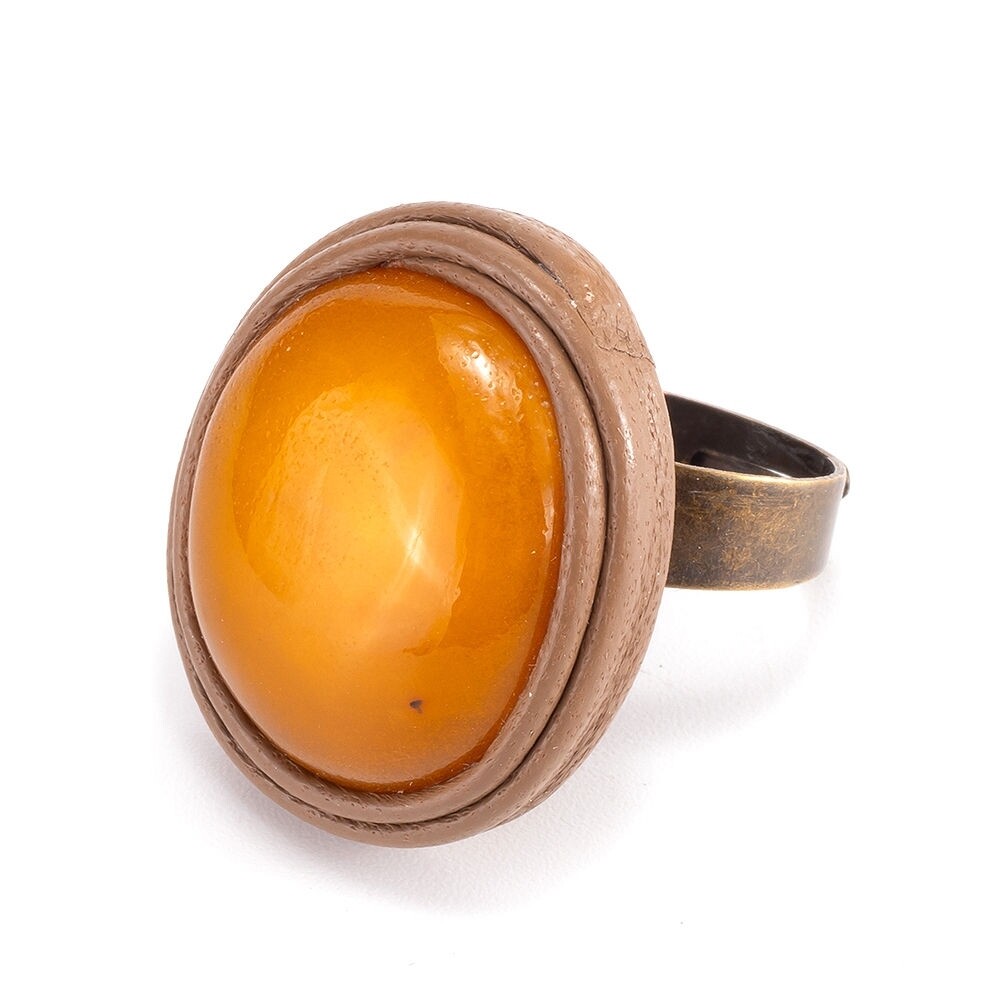 Кольцо из светлой коричневой кожи со вставкой из натурального янтаря
