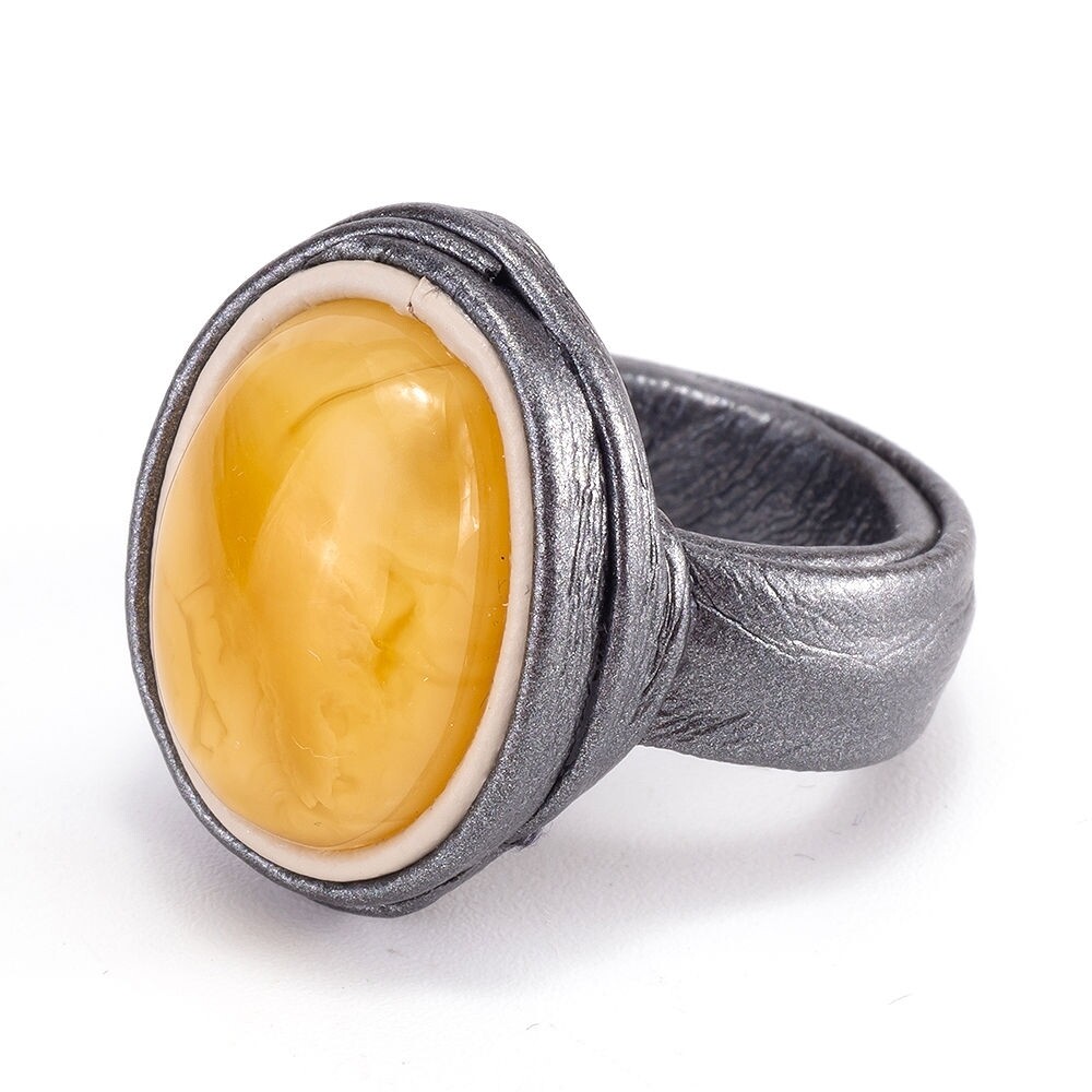 Кольцо с натуральным янтарем из кожи в металлическом оттенке