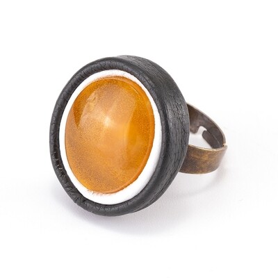 Стильное кольцо из мягкой кожи с натуральным янтарем