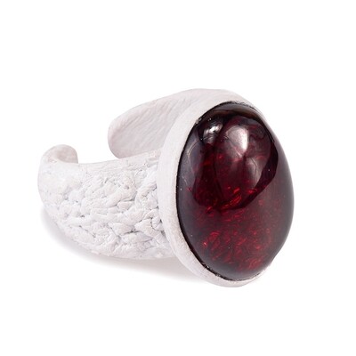 Стильный кожаный перстень с крупным вишневым янтарем