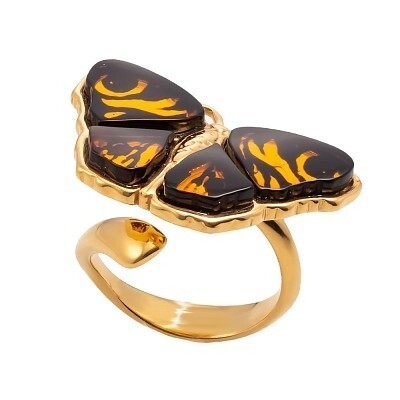 Стильное серебряное кольцо в позолоте с натуральным янтарем "Бабочка"