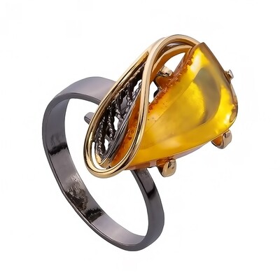 Неповторимое дизайнерское кольцо из черненого серебра с прозрачным янтарем