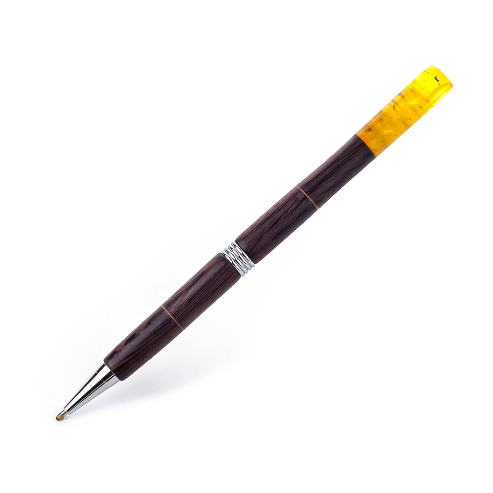 Шариковая ручка в металлическом корпусе, покрытым деревом венге с натуральным янтарем