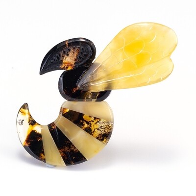 Крупная резная брошь в необычном дизайне из натурального янтаря "Пчела"