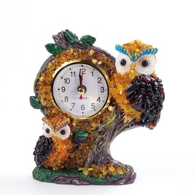 Сувенир с часами, украшенный натуральным янтарем