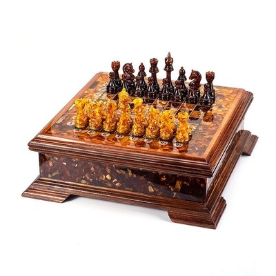 Большие резные шахматы в дубовом ларце, декорированные натуральным янтарем