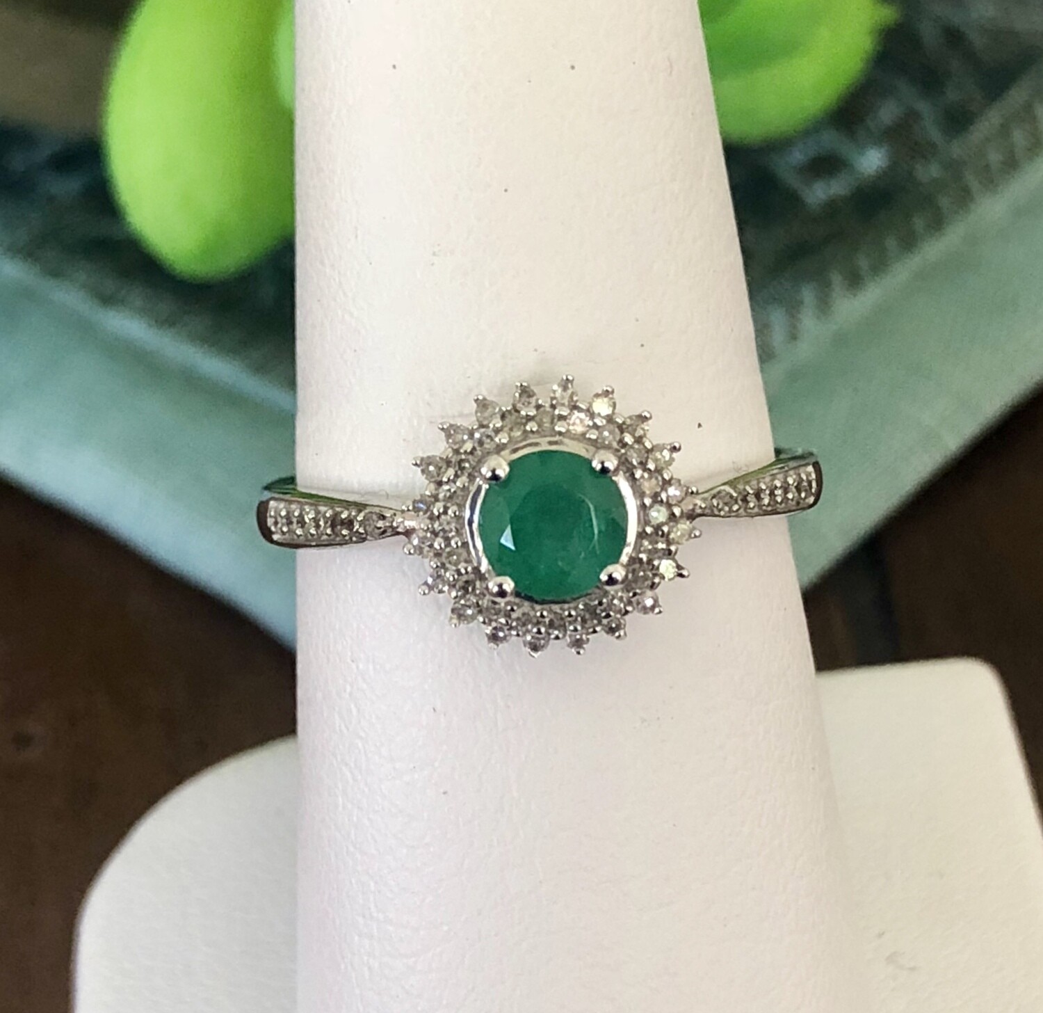 Premium Photo | Green emerald ring set with beautiful diamonds surrounded  by a diamond radius