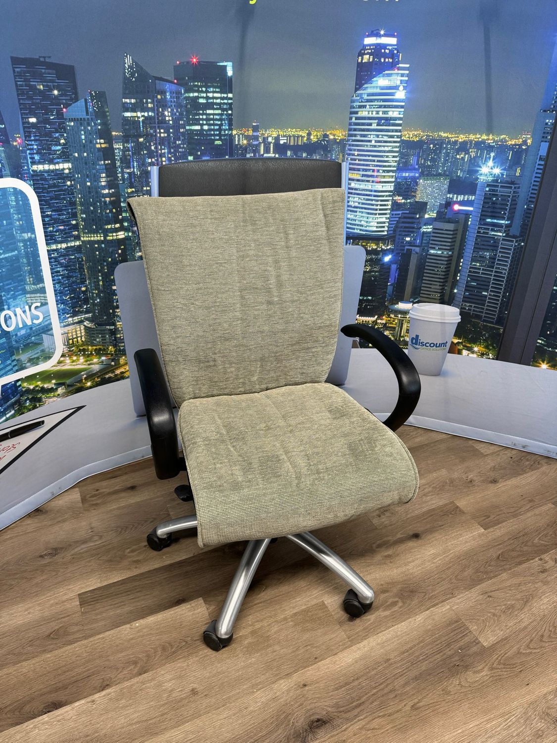 Pre Owned Sit On It Glove Executive Fabric Chair