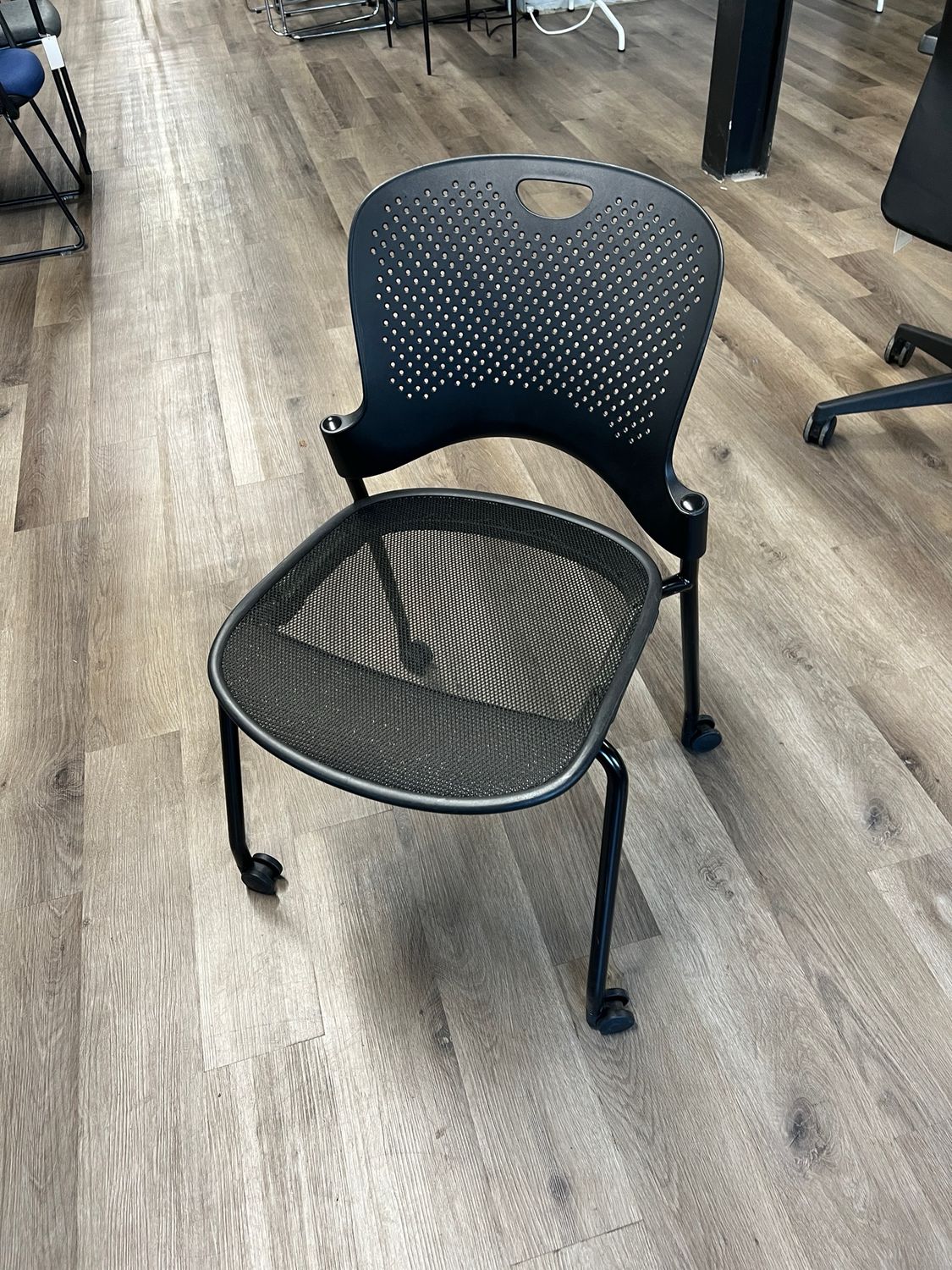 Pre Owned Herman Miller Caper Armless W/Wheels