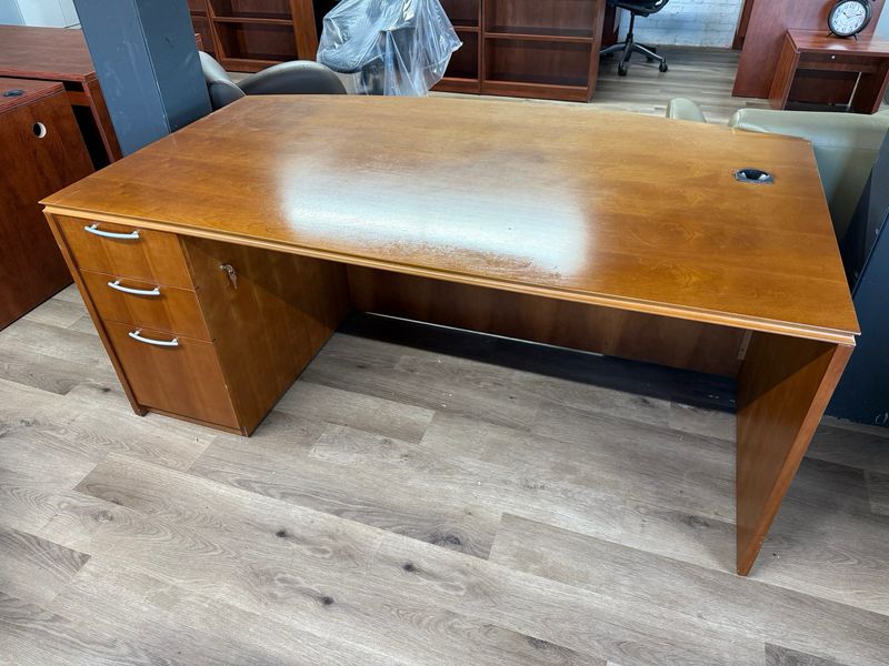 72”x42” Bow Front Single Pedestal Wood Executive Desk 72”x42” Bow Front Single Pedestal Wood Executive Desk