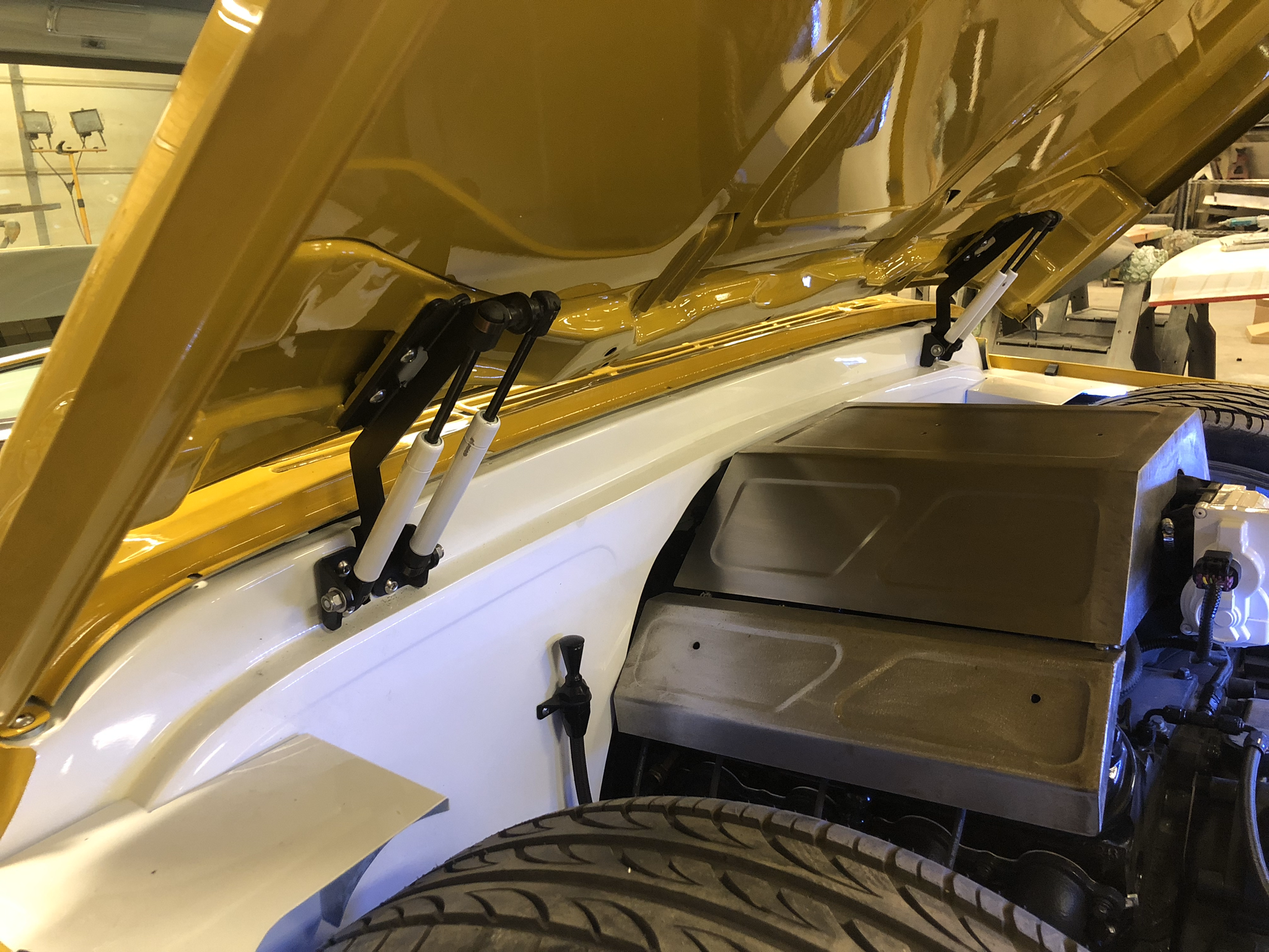 Porterbuilt Hood Hinges With Gas Struts