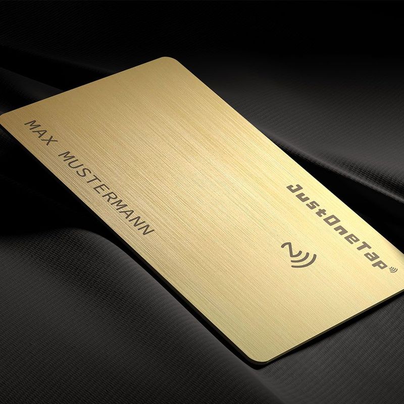 Smartphone NFC-Visitenkarte aus Metall in Geschenkverpackung NFC Karte aus Edelstahl Visitenkarte erstellen Smartphone Kontaktdaten per NFC weitergeben Visitenkarte mit Gravur gravierte Visitenkarte mit eigenem Logo Firmenlogo Luxuriöses Geschenk für Männer und Frauen Farbe Gold Magnetbox Geschenkbox Geschenkverpackung