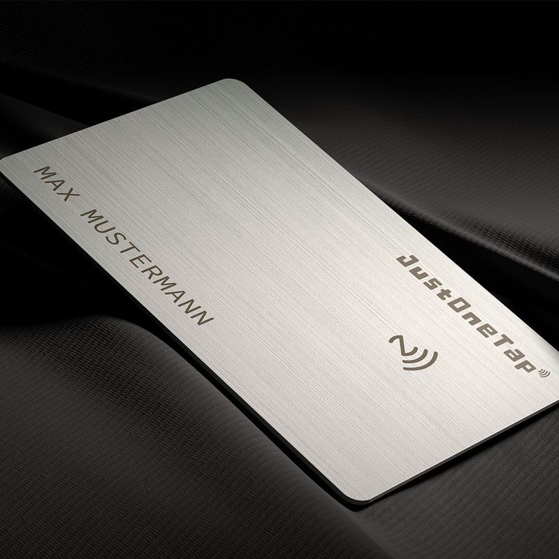 Smartphone NFC-Visitenkarte aus Metall in Geschenkverpackung NFC Karte aus Edelstahl Visitenkarte erstellen Smartphone Kontaktdaten per NFC weitergeben Visitenkarte mit Gravur gravierte Visitenkarte mit eigenem Logo Firmenlogo Luxuriöses Geschenk für Männer und Frauen Farbe Silber Silver Magnetbox Geschenkbox Geschenkverpackung