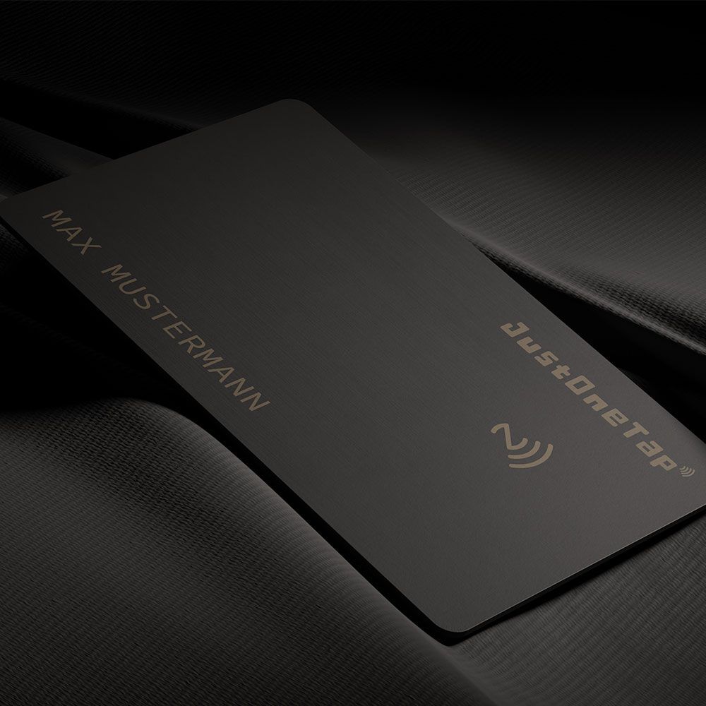 Smartphone NFC-Visitenkarte aus Metall in Geschenkverpackung NFC Karte aus Edelstahl Visitenkarte erstellen Smartphone Kontaktdaten per NFC weitergeben Visitenkarte mit Gravur gravierte Visitenkarte mit eigenem Logo Firmenlogo Luxuriöses Geschenk für Männer und Frauen Farbe Schwarz Black Magnetbox Geschenkbox Geschenkverpackung