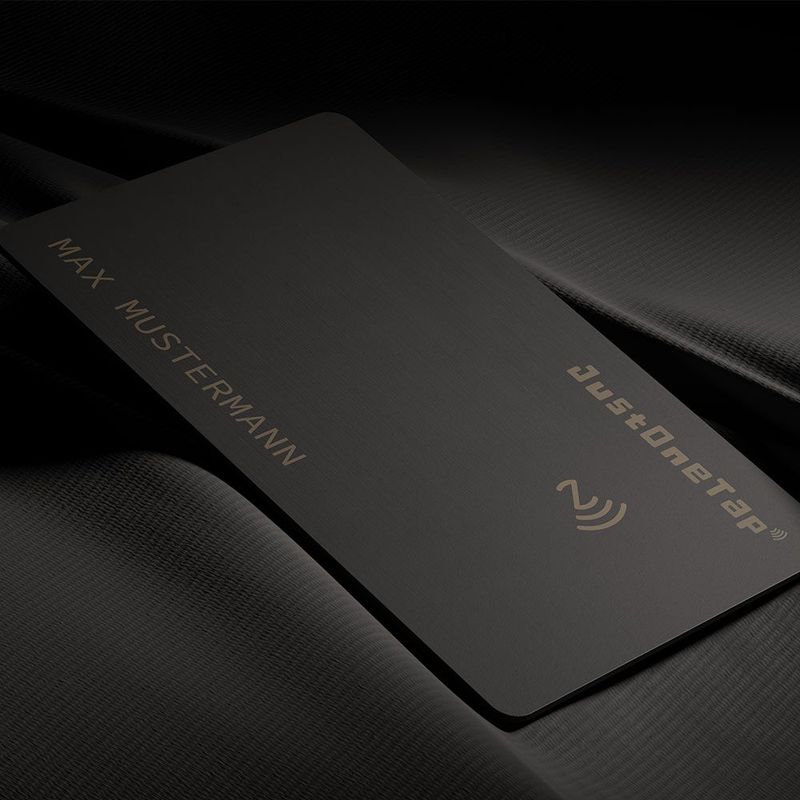 Smartphone NFC-Visitenkarte aus Metall in Geschenkverpackung NFC Karte aus Edelstahl Visitenkarte erstellen Smartphone Kontaktdaten per NFC weitergeben Visitenkarte mit Gravur gravierte Visitenkarte mit eigenem Logo Firmenlogo Luxuriöses Geschenk für Männer und Frauen Farbe Schwarz Black Magnetbox Geschenkbox Geschenkverpackung