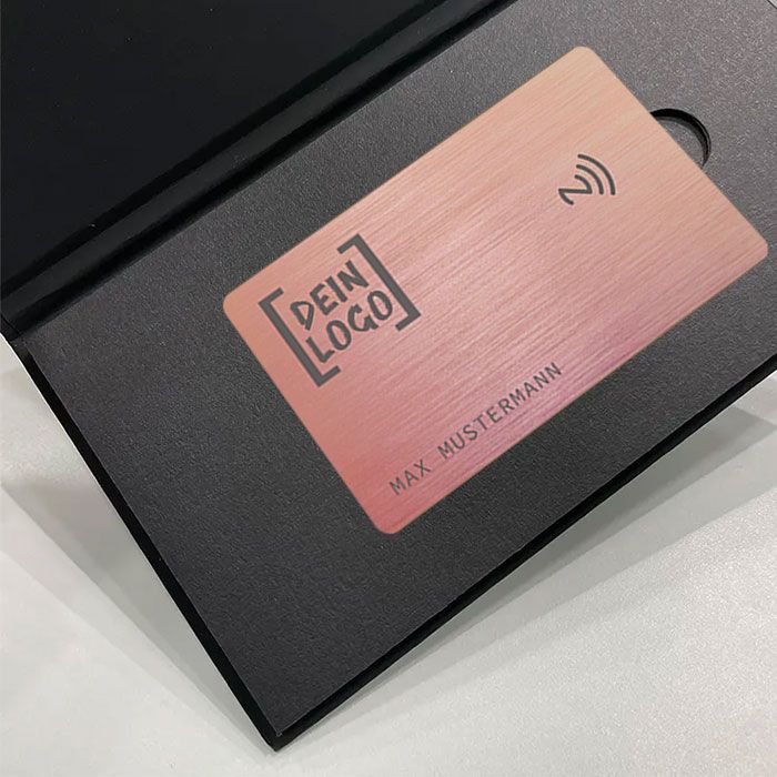 Smartphone NFC-Visitenkarte aus Metall in Geschenkverpackung NFC Karte aus Edelstahl Visitenkarte erstellen Smartphone Kontaktdaten per NFC weitergeben Visitenkarte mit Gravur gravierte Visitenkarte mit eigenem Logo Firmenlogo Luxuriöses Geschenk für Männer und Frauen Farbe Rosa Rose Pink Magnetbox Geschenkbox Geschenkverpackung