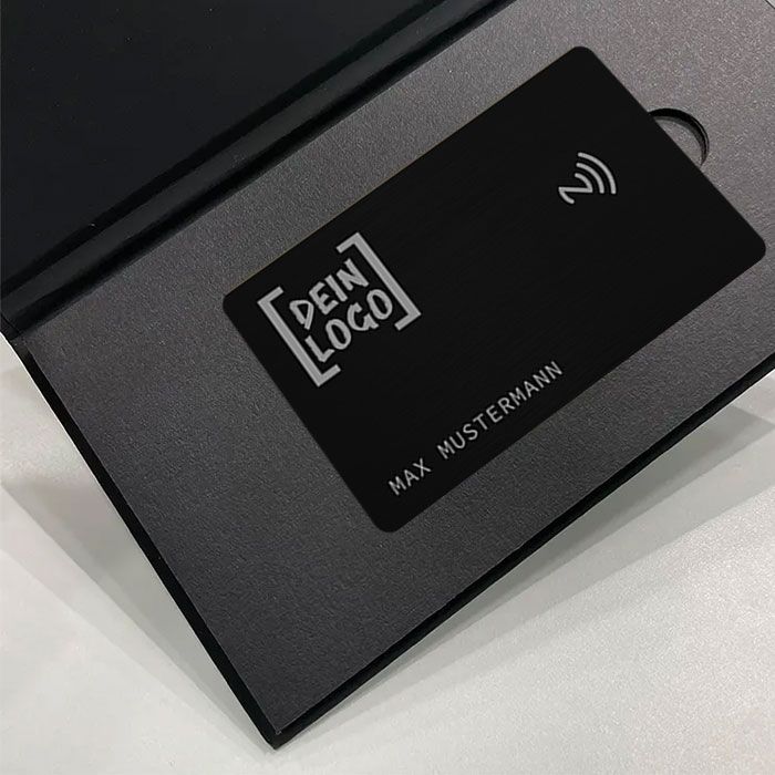 Smartphone NFC-Visitenkarte aus Metall in Geschenkverpackung NFC Karte aus Edelstahl Visitenkarte erstellen Smartphone Kontaktdaten per NFC weitergeben Visitenkarte mit Gravur gravierte Visitenkarte mit eigenem Logo Firmenlogo Luxuriöses Geschenk für Männer und Frauen Farbe Schwarz Black Magnetbox Geschenkbox Geschenkverpackung