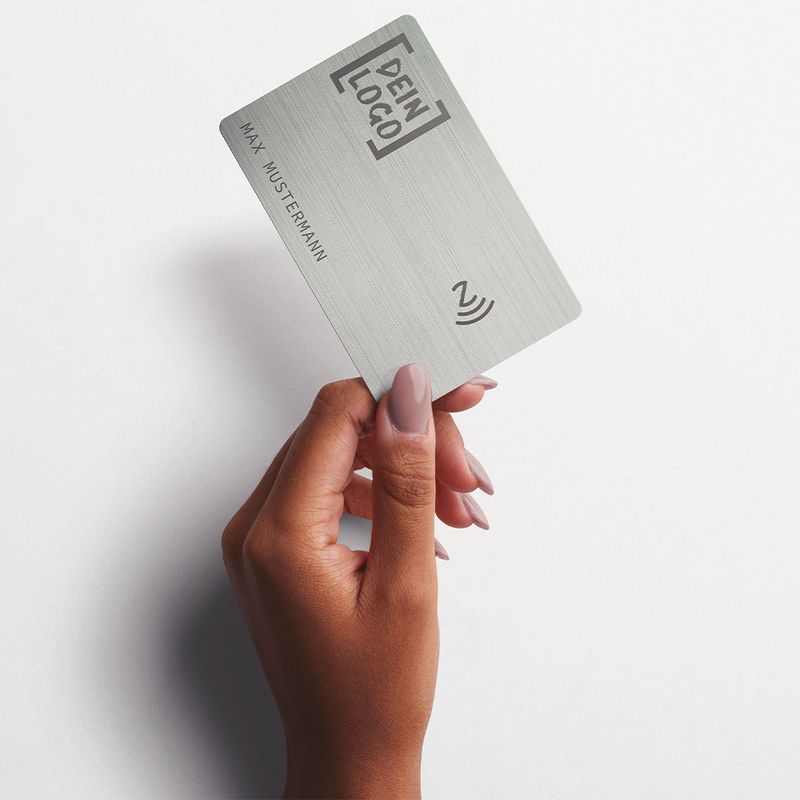 Smartphone NFC-Visitenkarte aus Metall in Geschenkverpackung NFC Karte aus Edelstahl Visitenkarte erstellen Smartphone Kontaktdaten per NFC weitergeben Visitenkarte mit Gravur gravierte Visitenkarte mit eigenem Logo Firmenlogo Luxuriöses Geschenk für Männer und Frauen Farbe Silber Silver
