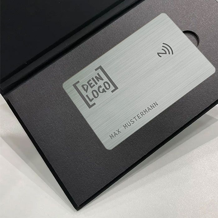 Smartphone NFC-Visitenkarte aus Metall in Geschenkverpackung NFC Karte aus Edelstahl Visitenkarte erstellen Smartphone Kontaktdaten per NFC weitergeben Visitenkarte mit Gravur gravierte Visitenkarte mit eigenem Logo Firmenlogo Luxuriöses Geschenk für Männer und Frauen Farbe Silber Silver Magnetbox Geschenkbox Geschenkverpackung