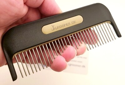 Smart comb with retractable pins