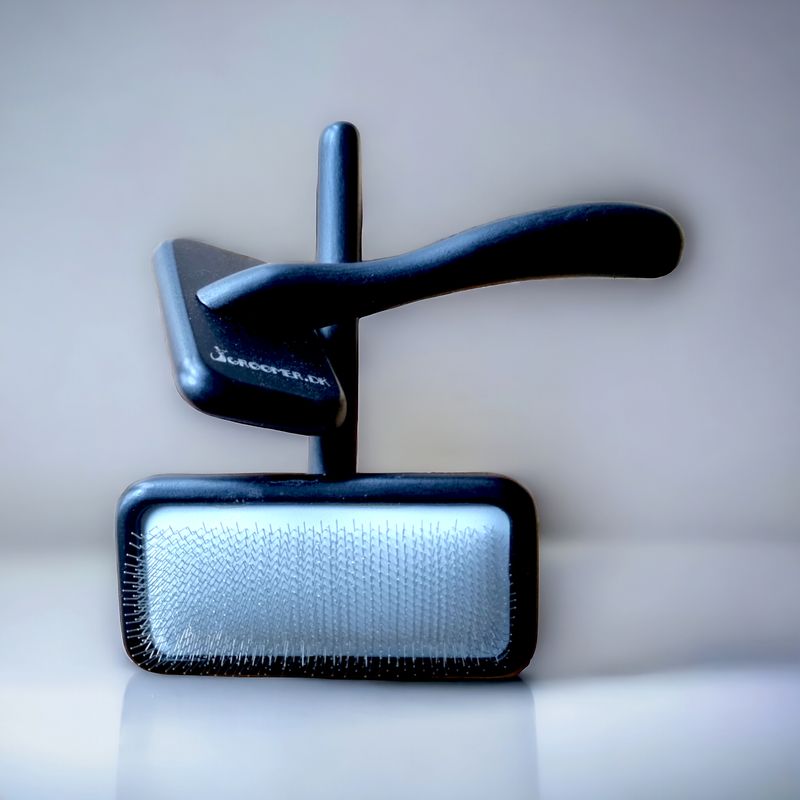 FLUFF FACTOR slicker brush