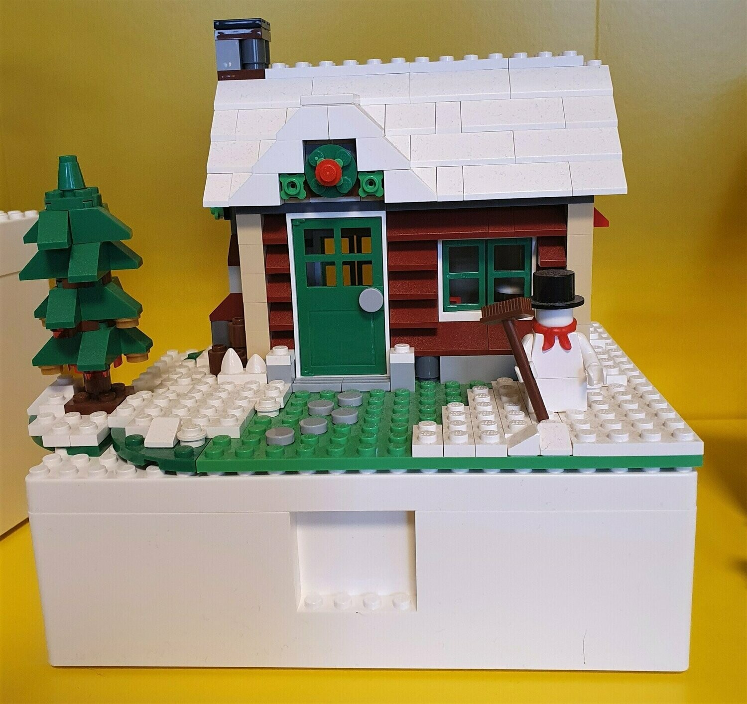 Lego, BYGGLEK, Winterhaus mit Schneemann und Tanne