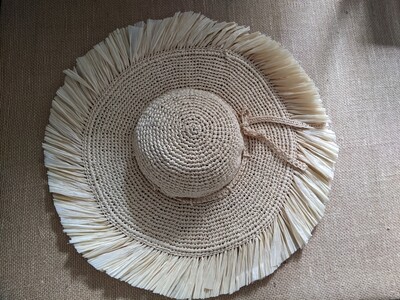 Sombrero con plumas ajustable
