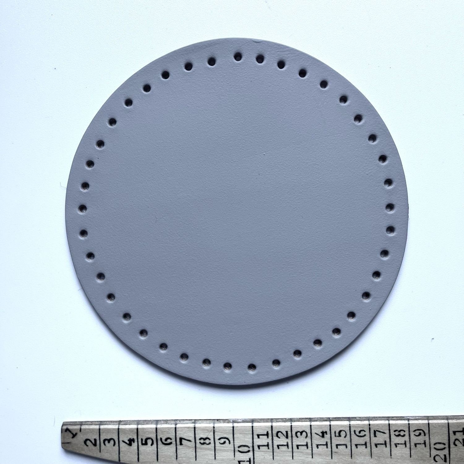 Base de piel natural color gris 18 cm de diámetro