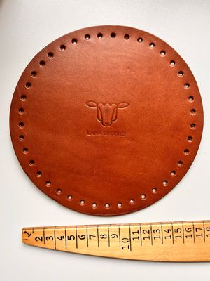 Base de piel natural color marrón Lanadecoro 18 cm de diámetro