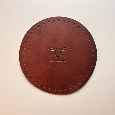 Base de piel natural color marrón Lanadecoro 18 cm de diámetro