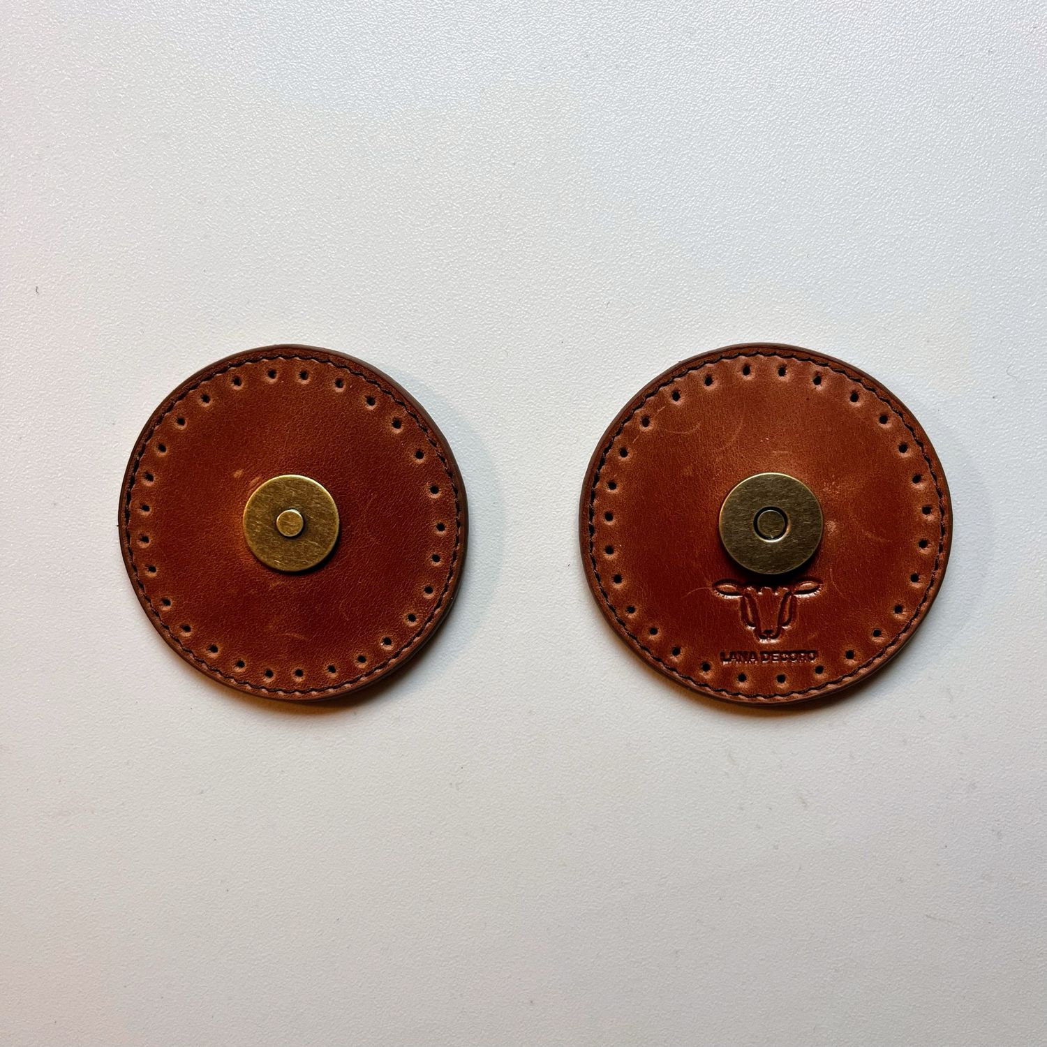 Cierre magnético marrón