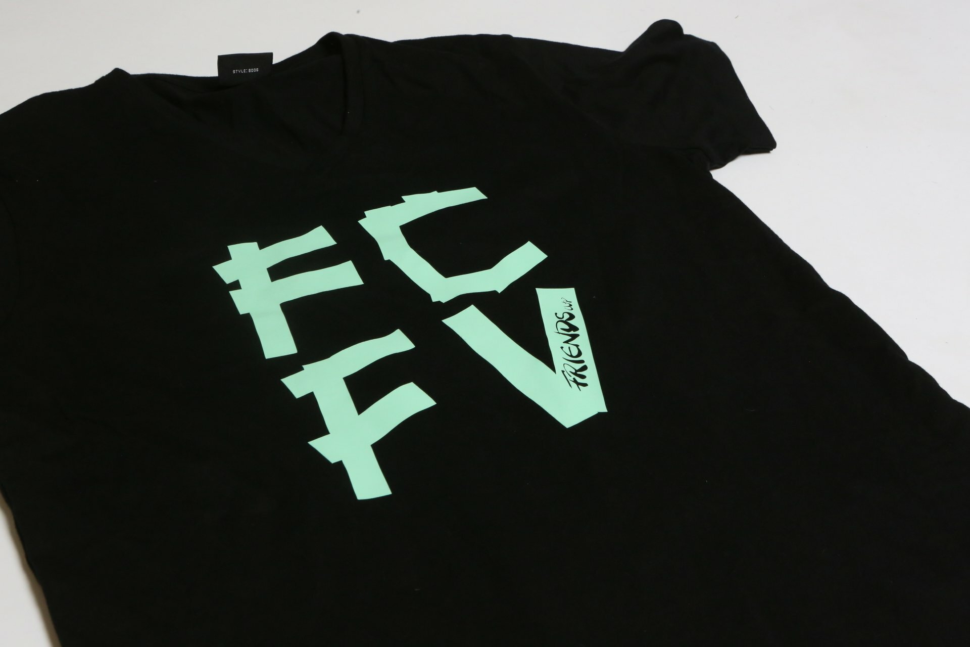 V-Neck Shirt in schwarz mit Aufdruck