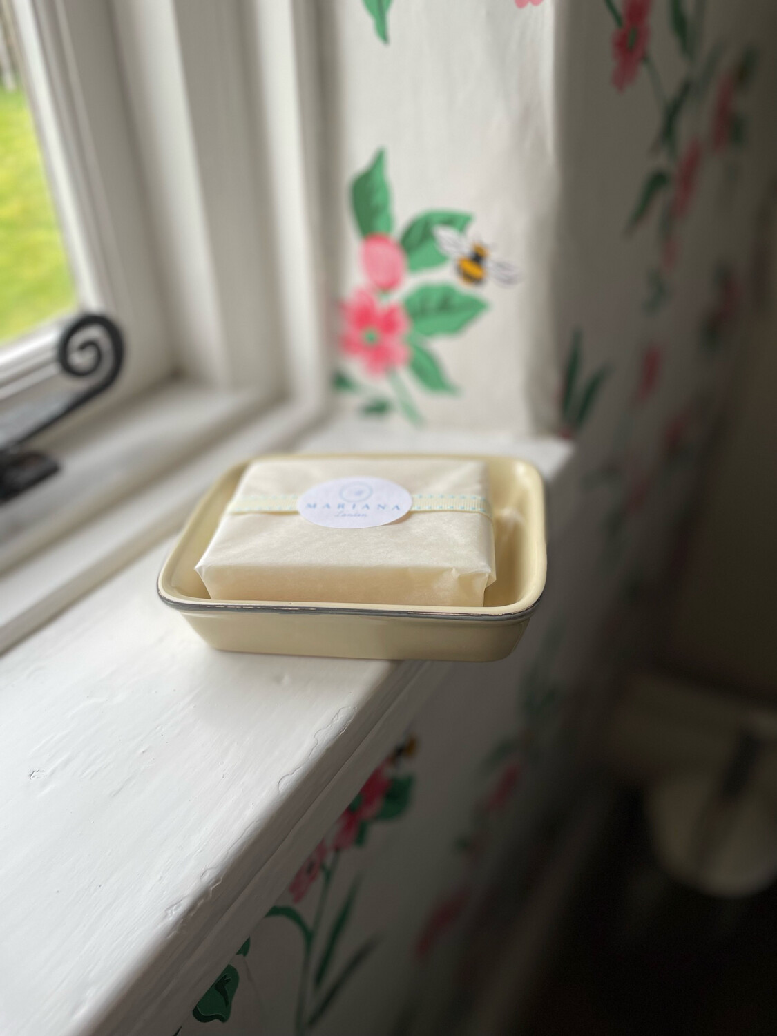 Cream Ceramic Soap Dish and Bath Soap (110g)