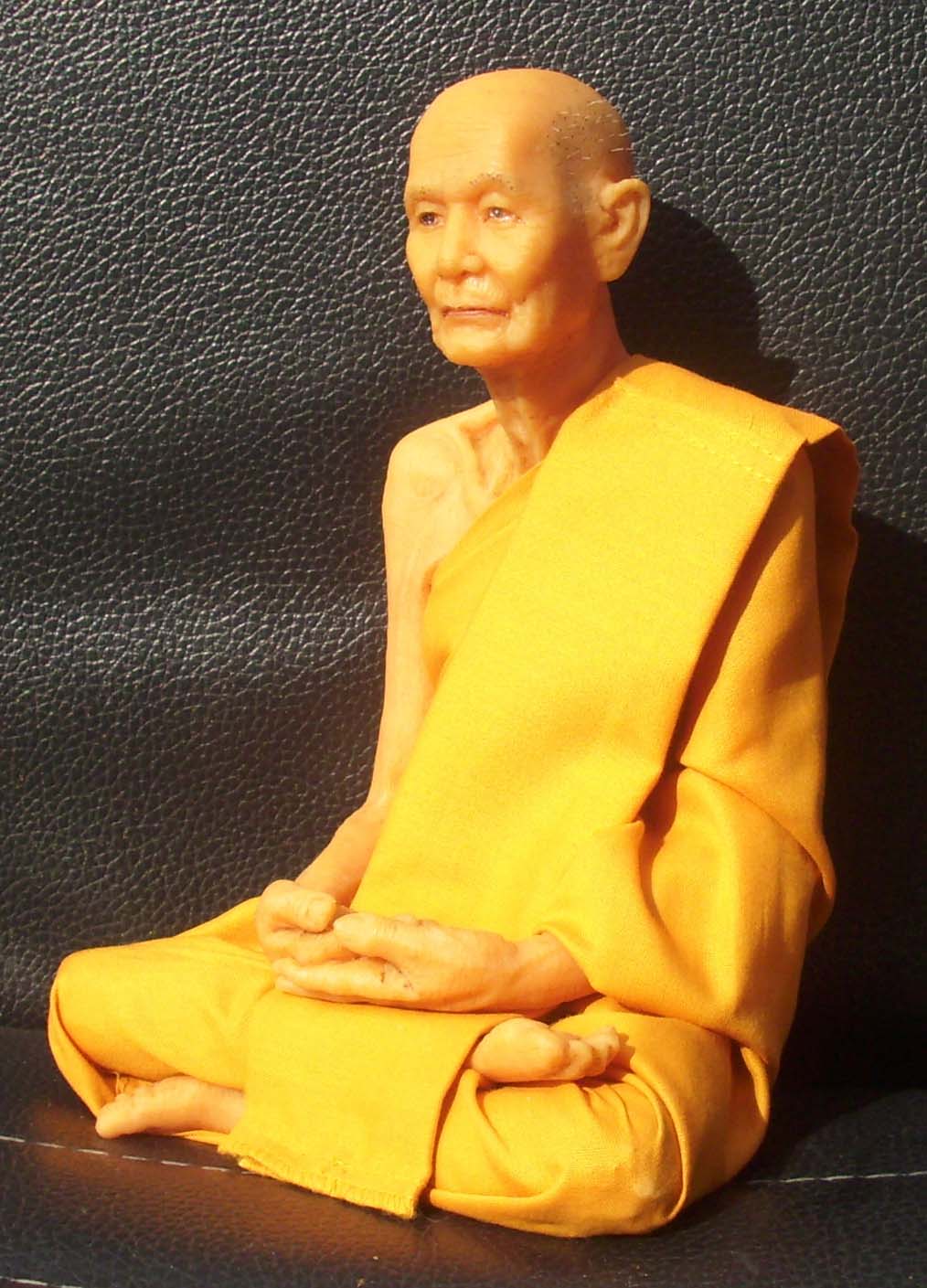 Luang Phu Mun Puratto Bucha statue realistic wax figurine - 7 inch high