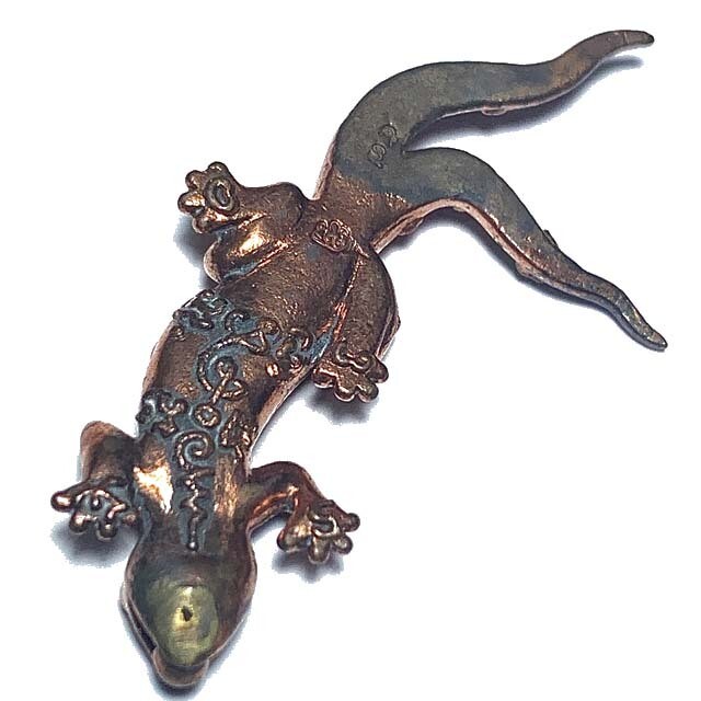 Jingjok Sorng Hang 2 Tailed Gecko Charm 1st Edition Nuea Tong Daeng Phiw Fai Pra Ajarn Supasit 2556 BE