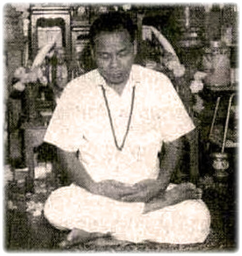 Nam Man Maha Wan Solos Mongkol large 1 oz. Sacred herb filled Magical Miracle Oil - Ajarn Chum Chai Kiree