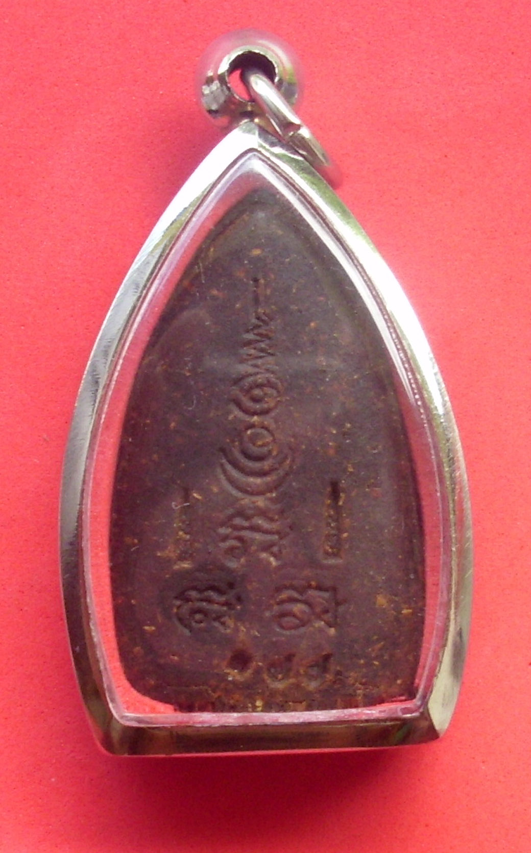 The rear face has the Kata 'Pa Ka Waa' (the Buddha) for Metta and Protection on it, as well as some faintly visible hand inscriptions from Luang Phu Juea himself