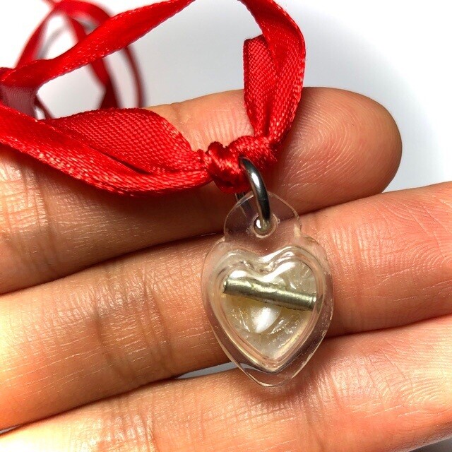 See Pheung Jai Ja Khad Heartbreaker Potion 1 Takrut & Ploi Khaw White Gemstone 'Ruay Sap Ruay Sanaeh' Edition 2554 BE Pra Ajarn Oe Putto Raksa 2554 BE