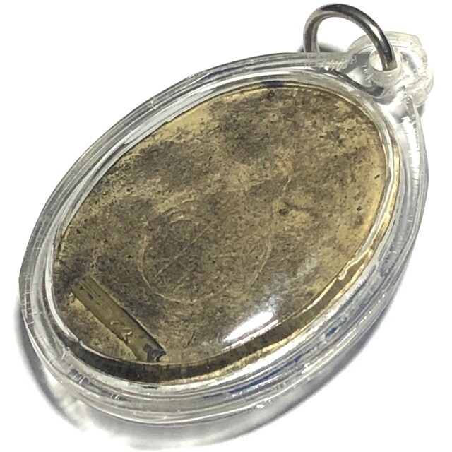 Locket Singh Bon Yuea (lion catching its prey) 2538 BE Luang Por Mee, Wat Mara Wichai (Oval version)