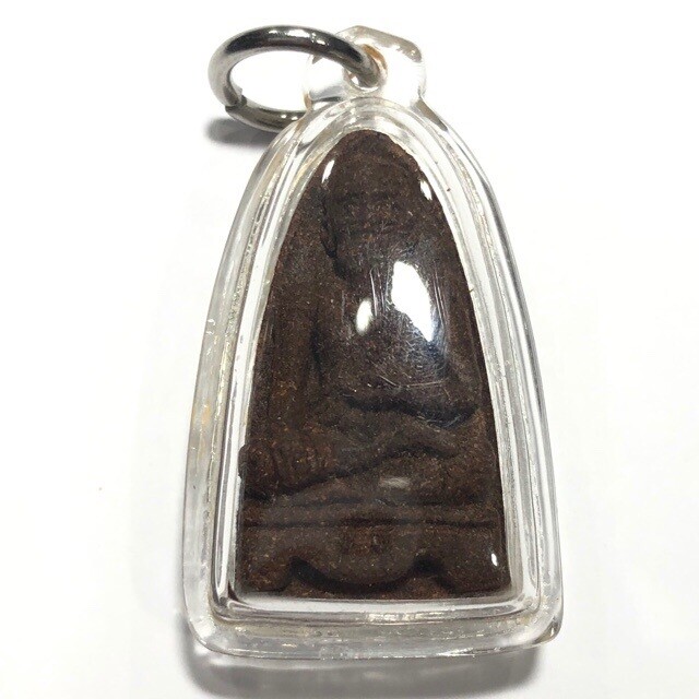 Boroma Kroo Phu Ruesi Chiwok Rokapinaas End to All Illnesses Edition Nuea Pong Ya Wasana Jinda Mani Healing Amulet 2553 BE Luang Phu Juea (casing included)