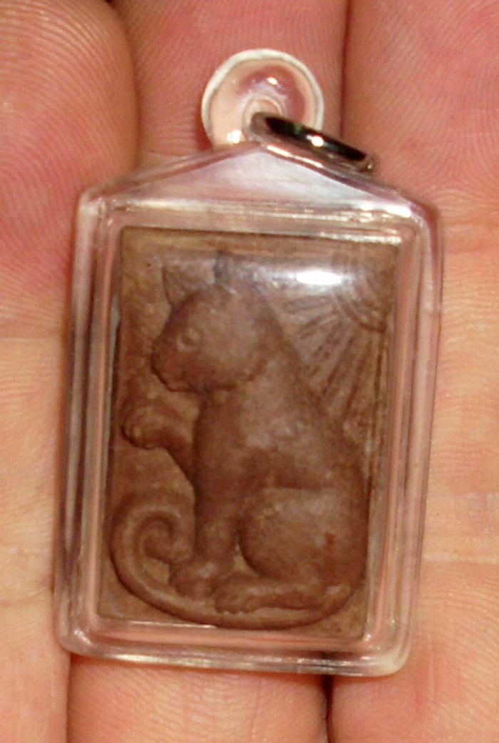 Wila Kwak Nam Choke (Lucky waving cat) - Nuea Pong Pasom Rok Maew (umbilical cords of nine black cats) - Ajarn Kom Traiwaet - Asrom Baramee Por Gae (Supannburi)