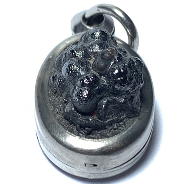 Rae Koh Larn (Lek Lai related Elemental from Koh Larn island) 2 x 1.5 x 1.3 Cm - good health and wealth increasing amulet