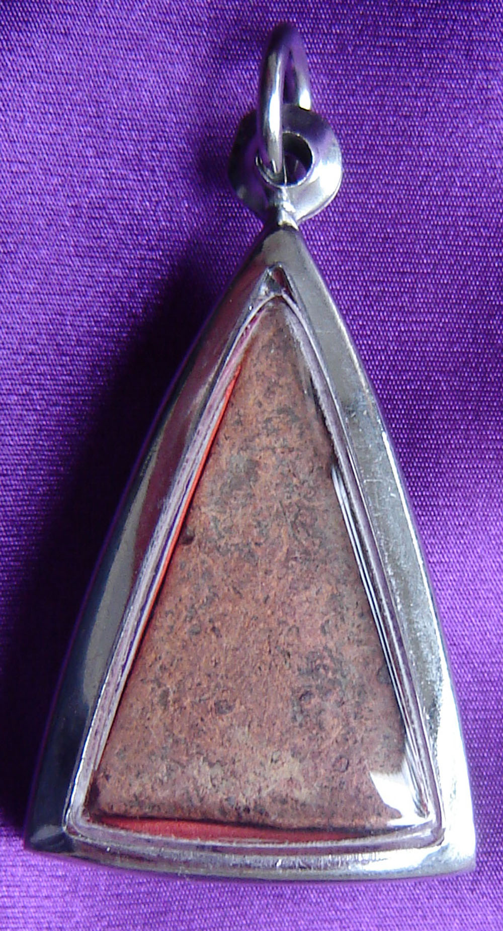 Pra Nang Paya Chinarat Benjapakee amulet - Pim Khao Trong (straight knees) - Nuea Din Phao - 'Run Midtrapap' (friendship edition) 2548 BE - Wat Rachaburana (Pitsanuloke)