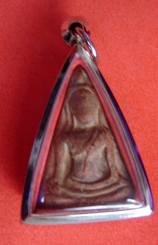 Pra Nang Paya Chinarat Benjapakee amulet - Pim Khao Kong (curved knees) - Nuea Din Phao - &#39;Run Midtrapap&#39; (friendship edition) 2548 BE - Wat Rachaburana (Pitsanuloke)