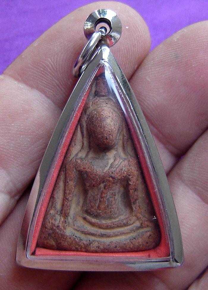 Pra Nang Paya Chinarat Benjapakee amulet - Pim Khao Kong (curved knees) - Nuea Din Phao - 'Run Midtrapap' (friendship edition) 2548 BE - Wat Rachaburana (Pitsanuloke)