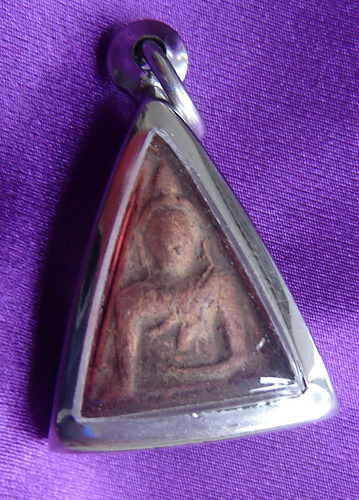 Pra Nang Paya Chinarat Benjapakee amulet - Pim Sangkati (small size) - Nuea Din Phao - &#39;Run Midtrapap&#39; (friendship edition) 2548 BE - Wat Rachaburana (Pitsanuloke)