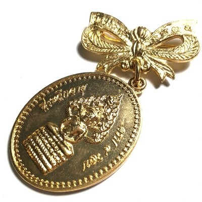 Rian Nakprok Hlang Dta Tip Nuea Tong Daeng Galai Tong pin badge amulet